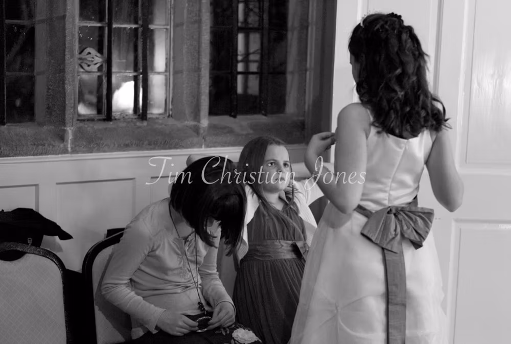 Bridesmaid chatting with her two friends at an October wedding 