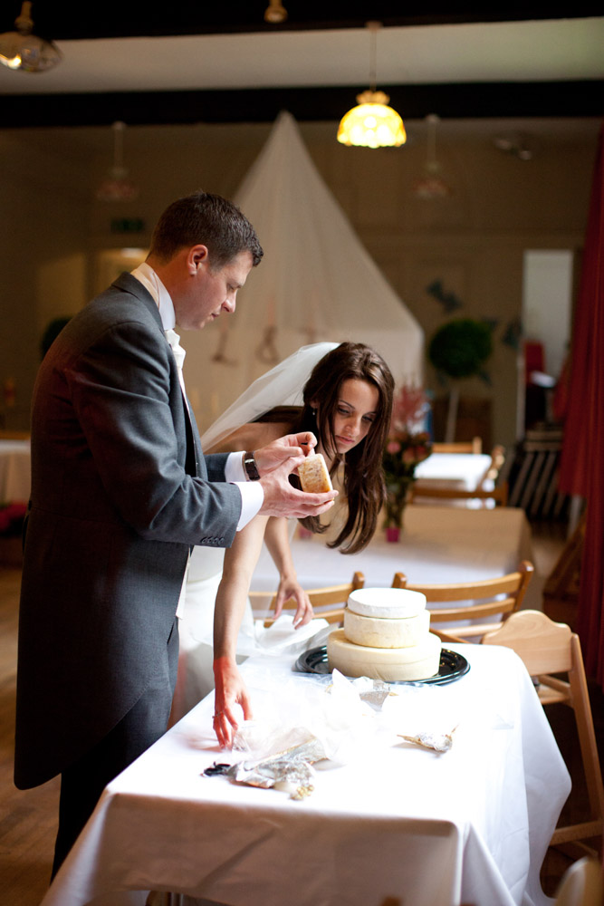 099 cutting wedding cake lowri tim