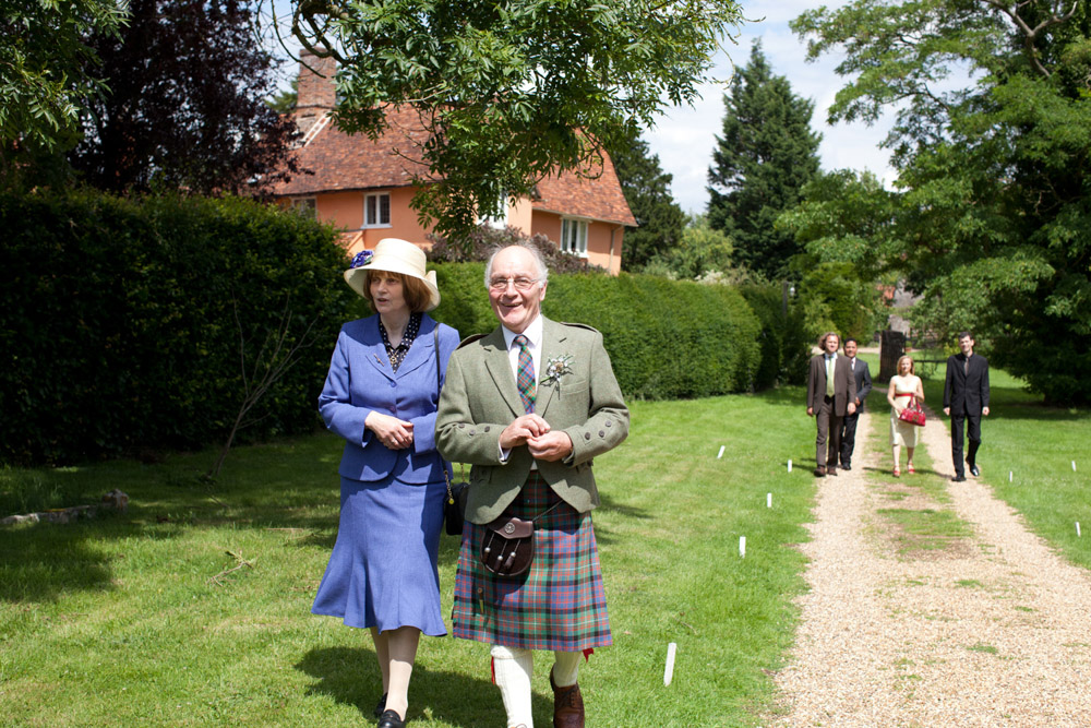 17 guests arrive church eleanor alan