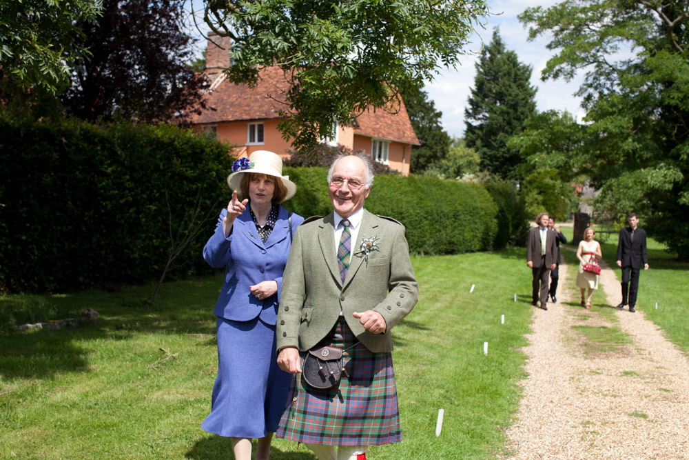 18 guests arrive church eleanor alan