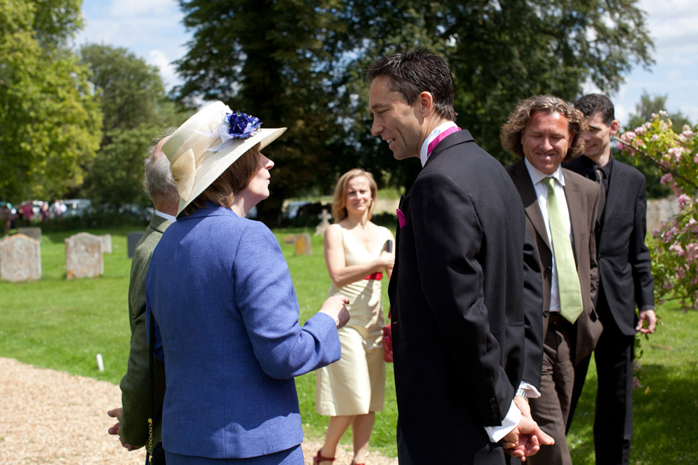 19 guests arrive church eleanor alan