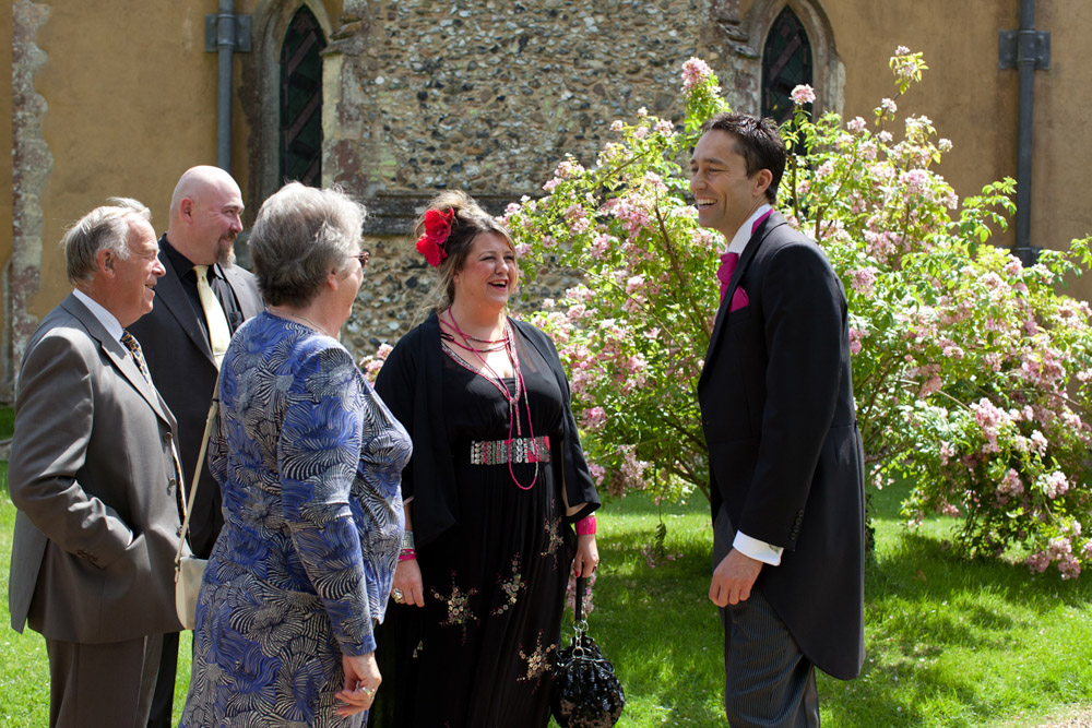 23 guests arrive church eleanor alan